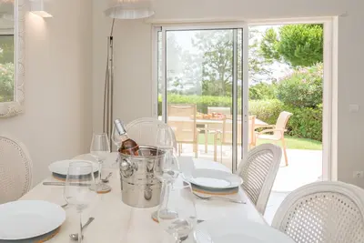 Image de Luxury 3 bed Villa perfect location, stunning views. Pool, fibre, air con