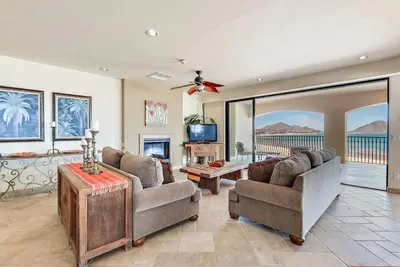 Image de Luxury Three Bedroom Ocean Front Condominium