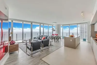 Image de Opulent Three Bedroom Condo Panoramic Ocean Views
