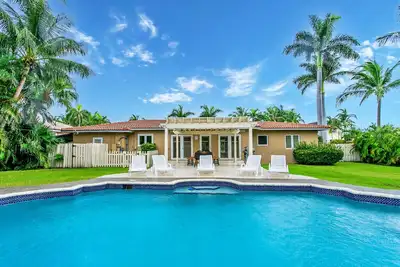 Image de Walk to Beach Luxury 5br/3ba Villa Hollywood Lakes