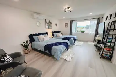 Image de Spacious guest house with private entrance. Your Own Parking Spot