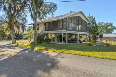 Image de Manatee Manor. Waterfront, dock, stilted home. Renovated June '23.