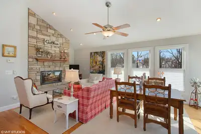 Image de Charming 2br (Sleeps 4) Coach House w/ Lake Michigan Access