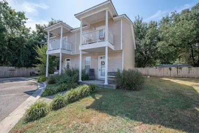 Image de Gorgeous 3 bedroom townhome. Walk to the beach.