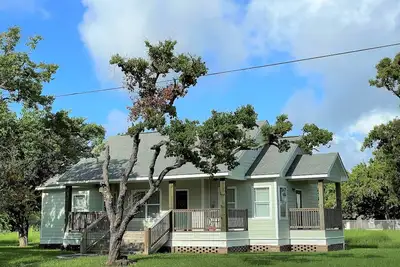 Image de Bay View Cottage - 1 block to lighted fishing piers, parks, boat ramp & more.