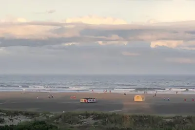 Image de Beautiful oceanfront condo complete with morning sunrise
