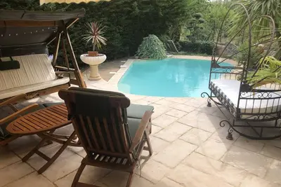 Image de Maison avec piscine, environnement calme. -