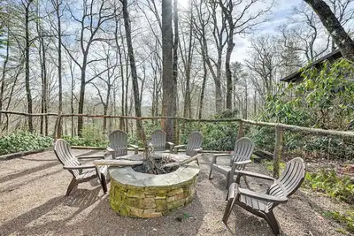 Image de Luxury Highlands Cottage w/ Deck + Fireplace!