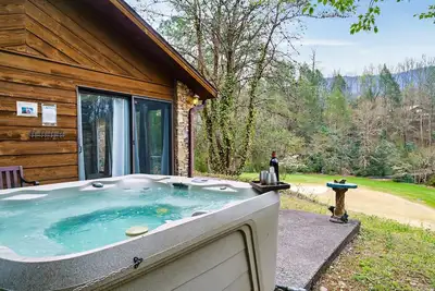 Image de Lodge-4Br-4Ba, Hot Tub, Pool Table, Creek, Stars, Secluded, Greens, Easy Access
