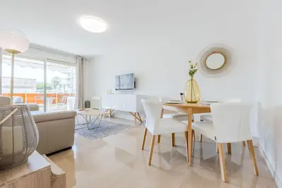 Image de 2p de style avec terrasse, plages et commerces à pied