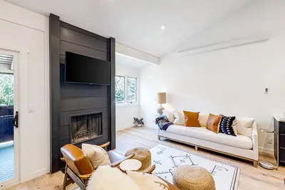 Image de Gorgeous, modern mountain view condo with deck & great kitchen