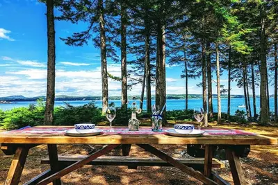 Image de Waterfront, cabin, fire pit, romantic, hiking, heat/Ac, Couples Cove Cottage