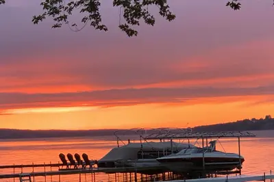 Image de Lakefront 4 br charming home, huge yard, firepit, & private dock. Walk to shops