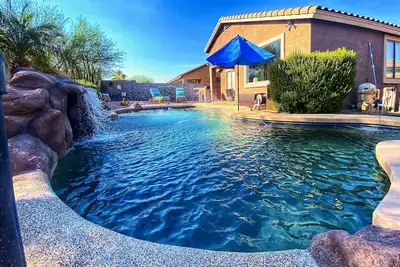 Image de Fire Pit, Covered Patio: Stylish Goodyear Refuge