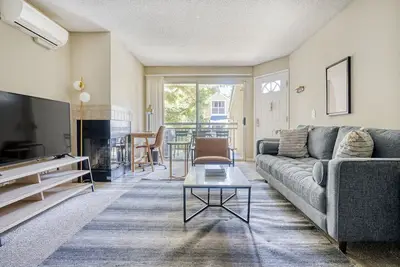 Image de Luxe Santa Clara 2br w/ W/D, Gym, Pool, shuttle to Apple, by Blueground