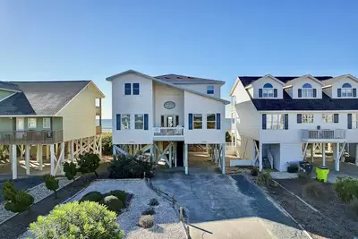 Image de \"Catch A Wave\" - Oceanfront Home, 4 Bedrooms / 4. 5 Bathrooms