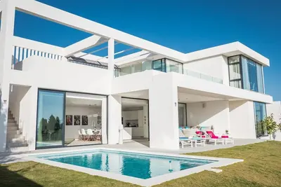 Image de Oasis - Luxury Villa\" avec vue sur la mer, piscine et Wi-Fi