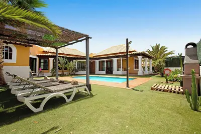 Villa de vacances 'Villa Brisamar19' avec vue sur les montagnes, piscine privée et Wi-Fi.