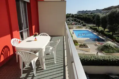 Appartement en bord de plage dans une résidence avec piscine