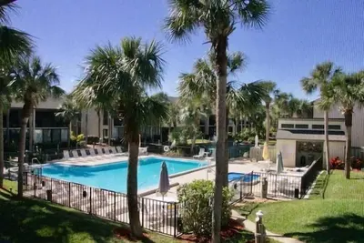 Image de Tropical getaway Silver-rated condo prime location for easy pool and beach access!