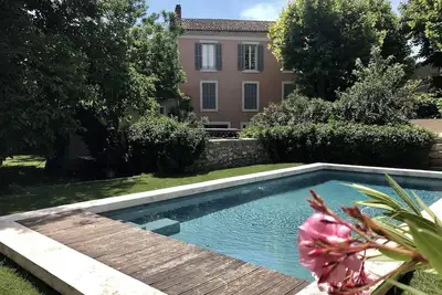 Image de Maison de ville avec piscine et jardin privé