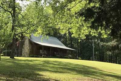Image de Charming Cabin on 50 Wooded Acres with Pond & Pool. Great for families & friends