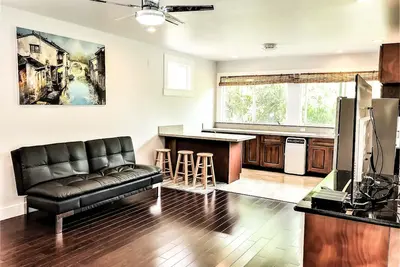 Image de Great Price! 3800sf 7 rooms 4 baths Huge Gated House Steps from Waimanalo Beach