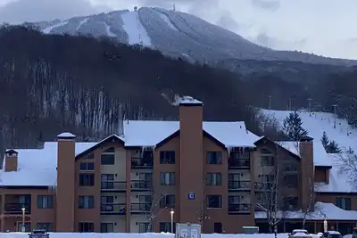 Image de Right at the base of Pico, elevator building, Ski In Ski Out!