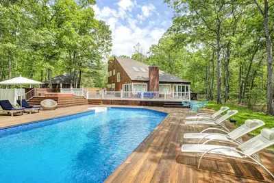 Image de Contemporary retreat on 1. 4 wooded acres with an open floorplan and private. . .