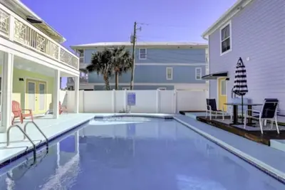 Image de Gulf View Condo with Pool & Grills. Minute walk to Beach. Pet-Friendly!