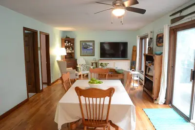 Image de Southwest exposure with river views at this newly decorated Muskoka cottage!