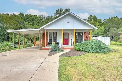 Image de Game Day Getaway: Pet-Friendly Razorback Stay