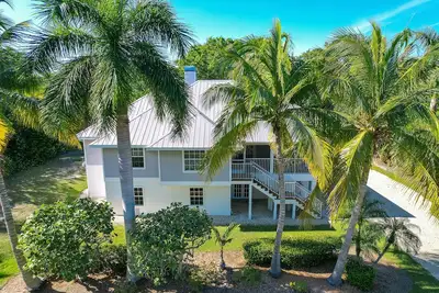 Image de Spacious Single Family Home \"Breaking Away\" Steps from the Beach