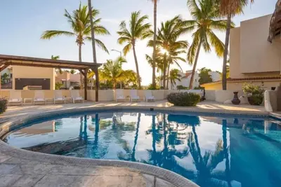 Image de Stunning 2br Condo Near Las Palmas Park