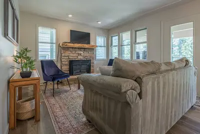 Image de Newly renovated stand-alone home - Hot Tub, Laundry, Minutes to Village