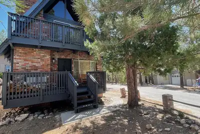 Image de **New Listing** Cozy Retreat Tucked in the Whispering Pines of Big Bear