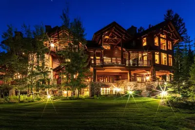 Image de Expansive Luxury Ski-In Ski-Out Lodge atop Big Mountain with Hot Tub, Sauna &