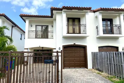 Image de Beautiful Townhouse with private pool near Coconut Grove, Coral Gables, M. Bch