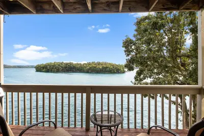 Image de Wake-up to great views of Hawk Island & the main channel in this condo.