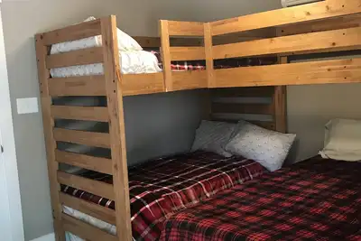 Image de Bunk room near Pirates Cove Marina on Kentucky Lake