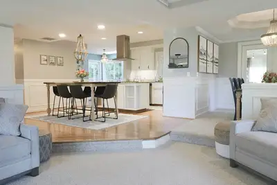 Image de Classy, Spacious Home, Family Friendly, 3 bed 2 bath W/ Hot Tub!