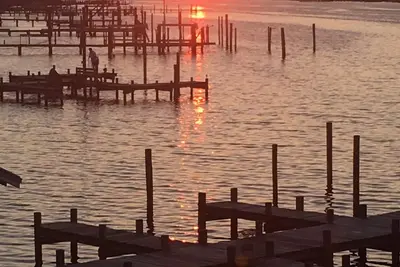 Image de Stunning views beach access pool courts onsite mgmt near dining snowbird rates.