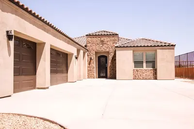 Image de Single Family 5 Br / 3 Ba Home, SpaciousCovered Patios, Jacuzzi Under the Stars!