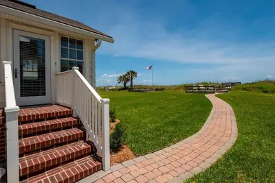 Image de Charming oceanfront cottage on Duval Drive!