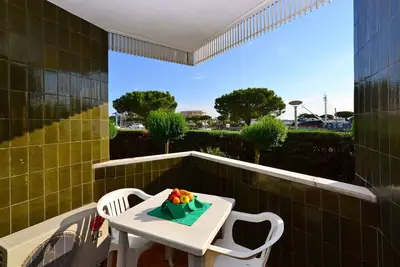 Image de Appartement de vacances avec piscine et climatisation au port de plaisance