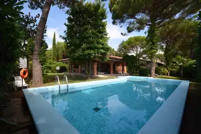 Image de Villa avec jardin et piscine