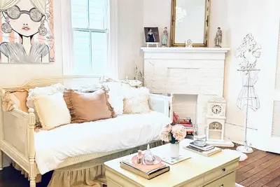 Image de 3br Parisian Penthouse, gorgeous, classy, Fq, balcony, Streetcar! !