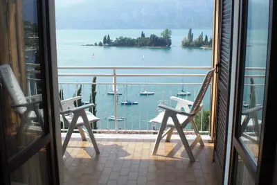 Image de Appartement de vacances avec balcon ou terrasse et vue lac