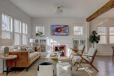 Image de High End Campus Cottage 5 Star - King Bed, 3 Bedrooms, 1. 5 Bath, Newly Remodeled