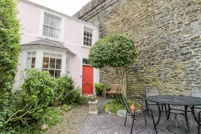 Y Bwthyn Pinc, pet friendly, character holiday cottage in Conwy
